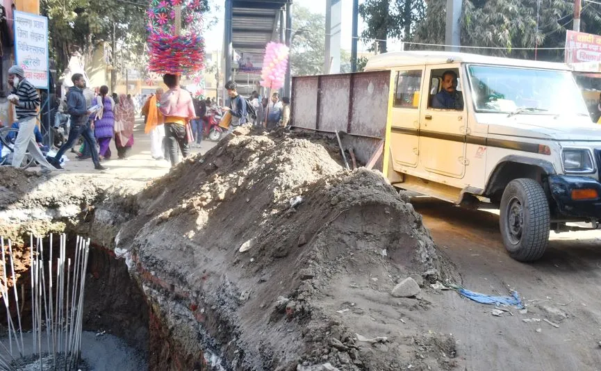 बरेली: अस्पताल गेट पर बन रहे पिलर, मुश्किलों से घिरे मरीज और दिव्यांग