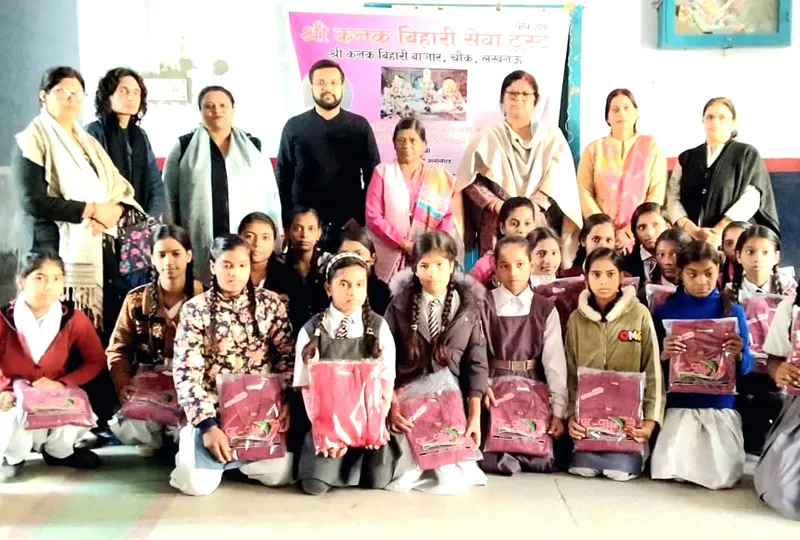 लखनऊ: ठंड से बचाव के लिए बेटियों को बांटे गए स्वेटर