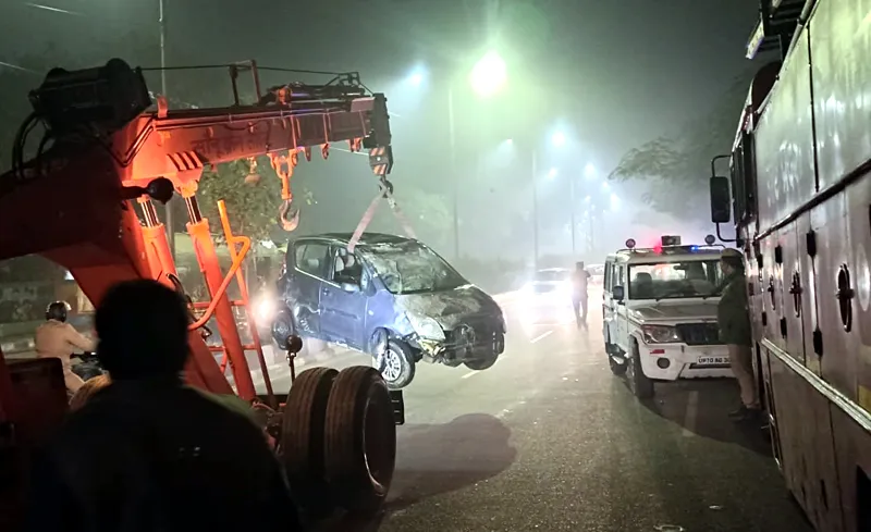 गोमती नदी किनारे कार से टहलने निकले कपल नदी में ​गिरे, दो बचे, दो की तालाश जारी, सीएम ने लिया संज्ञान