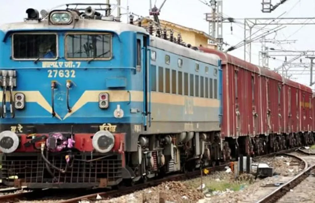 शाहजहांपुर: गलत सिग्नल मिलने पर सीतापुर ब्रांच लाइन पर पहुंची मालगाड़ी 