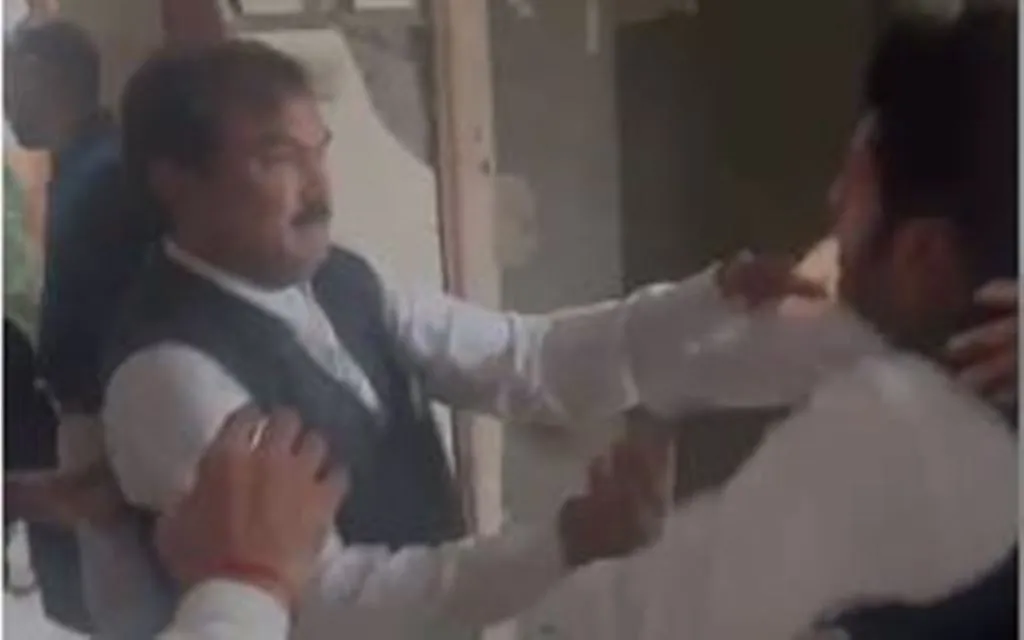 मेरठ: कचहरी में दो अधिवक्ताओं के बीच मारपीट, सोशल मीडिया पर वीडियो वायरल