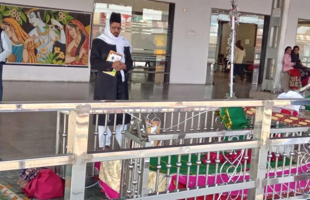 बरेली: मौलाना शहाबुद्दीन रजवी सय्यद नन्हें मियां शाह के मजार को हटाए जाने की खबर से हुए परेशान, जायजा लेने इज्जतनगर रेलवे स्टेशन पहुंचे 