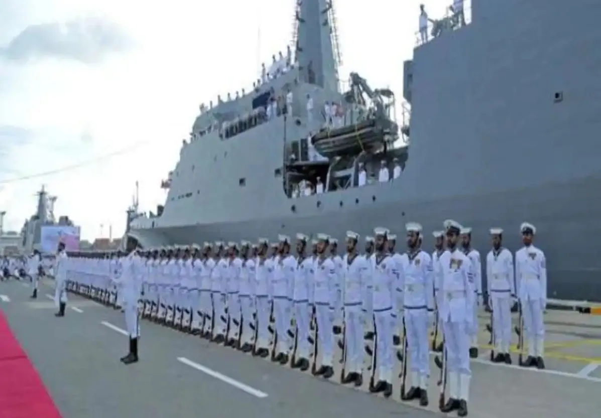 नौसेना कर्मियों ने बहादुर जवानों को नौसेना दिवस पर दी श्रद्धाजंलि