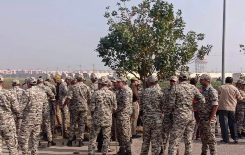 एक साल से धरना दे रहे थे किसान, आवास विकास के अधिकारियों ने पुलिस के साथ किसानों को खदेड़ा