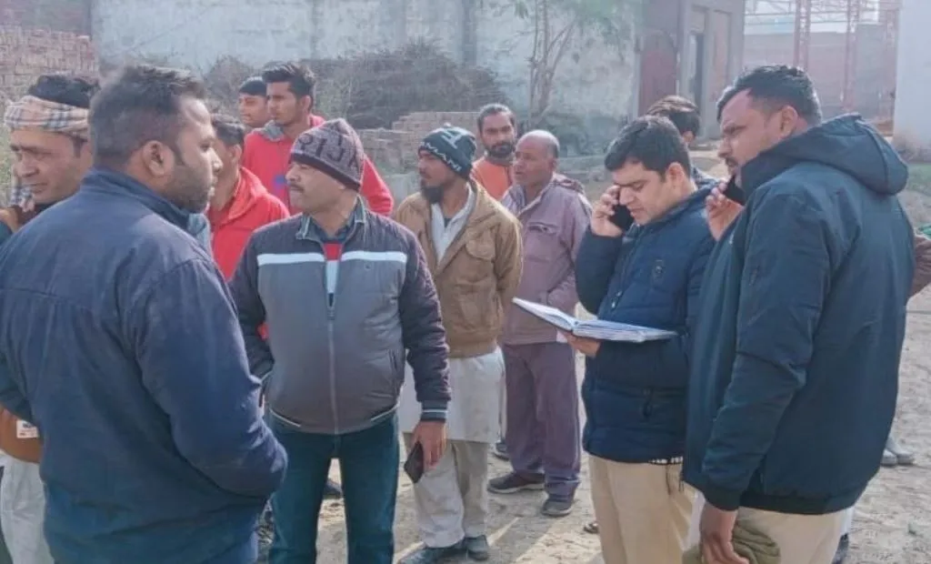 मेरठ: दो पेपर रील के बीच में फंसा ट्रक चालक, तड़प तड़प कर हुई मौत