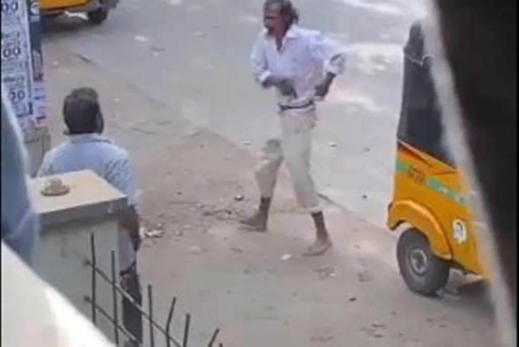  VIRAL VIDEO: सड़क पर दो लोगों ने माइकल जैक्सन के गाने पर किया जबरदस्त डांस, वीडियो देख यूजर्स भी हार बैठे अपना दिल