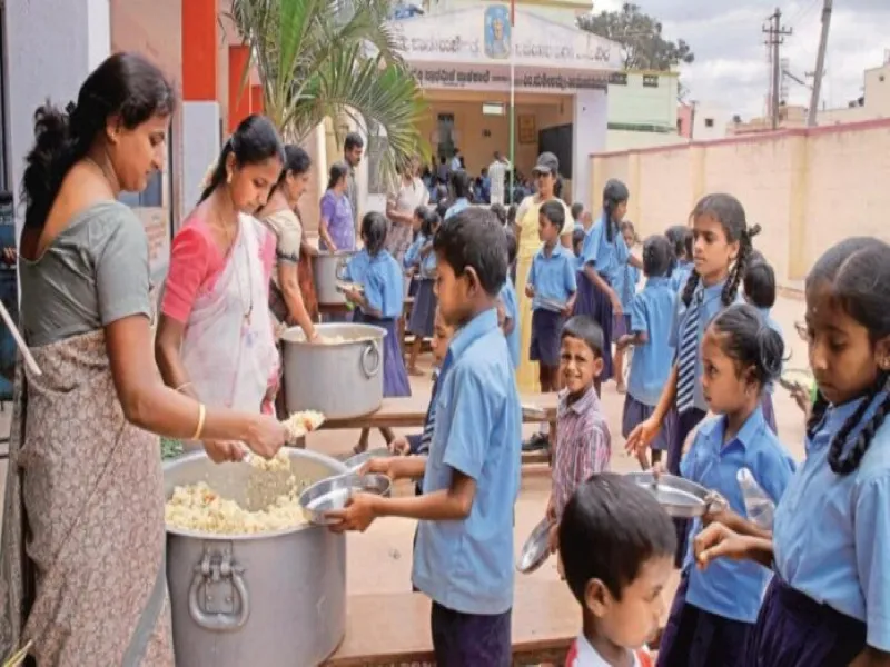 अयोध्या: हर माह मध्यान्ह भोजन के दस नमूनों की होगी जांच, खराब मिला तो प्रधानाध्यापक होंगे जिम्मेदार  