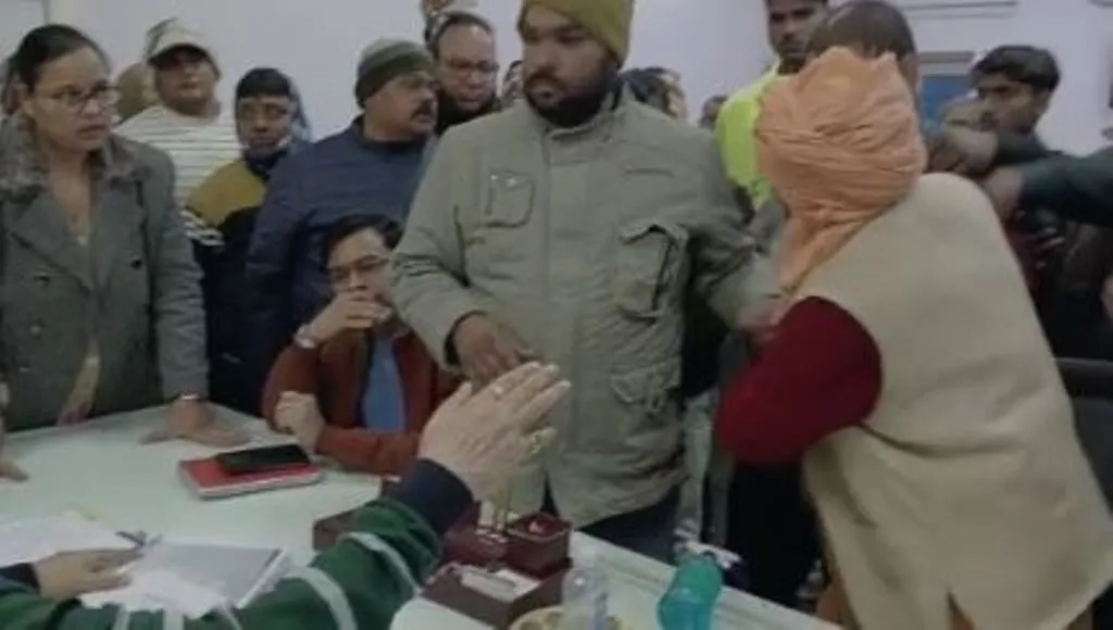 मथुरा: शोभित ने आखिर क्यों सीएमओ ऑफिस में किया आत्मदाह का प्रयास? जानें पूरा मामला