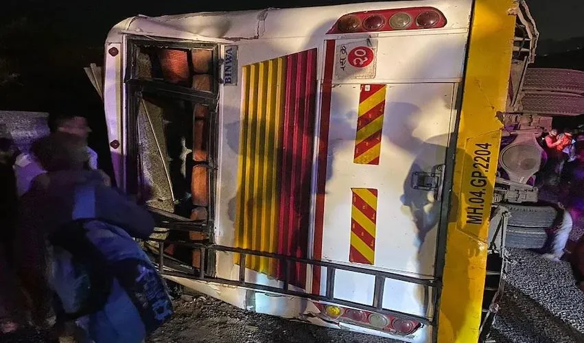 महाराष्ट्र के रायगढ़ जिले में बस पलटने से दो छात्रों की मौत, 47 घायल 