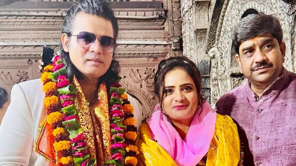 मथुरा: अभिनेता मुकेश जे भारती और प्रोड्यूसर मंजू भारती ने किए बांके बिहारी के दर्शन, कहा- अद्भुत अनुभूति का अहसास