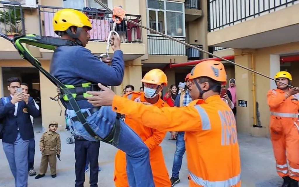 मुरादाबाद: 6.5 तीव्रता के भूकंप के झटके से हिला शहर, राहत और बचाव की टीमों ने लगाई दौड़