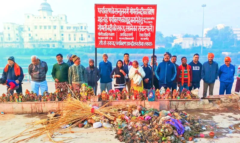 लखनऊ में गोमती नदी सफाई अभियान जारी,  समाजसेवियों ने नदी से निकाला तीन कुंतल कचरा