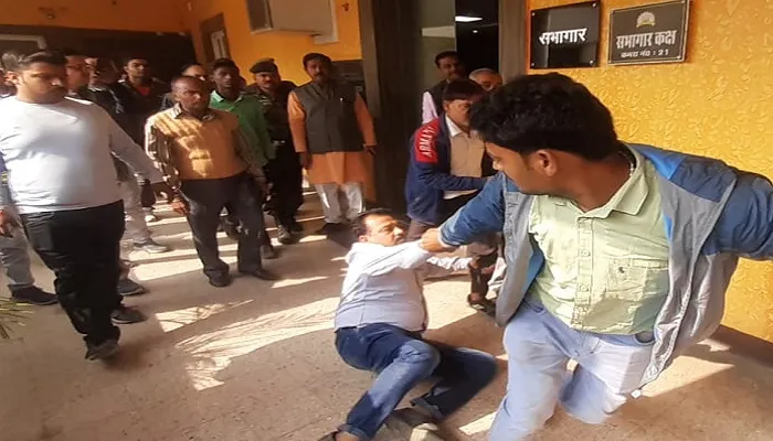 कानपुर: भाजपा नेता और नगर आयुक्त की बहस, नगर निगम कर्मियों ने घसीटते हुए निकाला बाहर, बैठी जांच