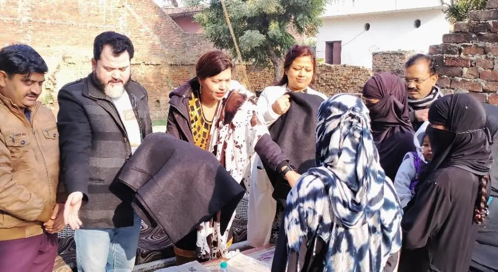 शाहजहांपुर: वीआईपी ग्रुप ने जरूरतमंदों को वितरित किए कंबल