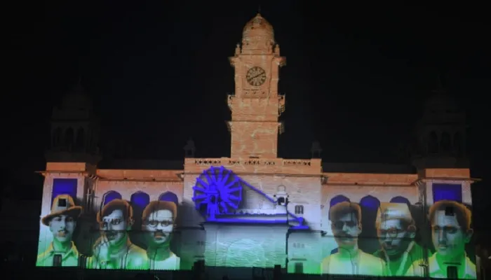 Kanpur: गांधी भवन की इमारत पर दिखी इतिहास की झलक, फूलबाग में लेजर शो के जरिये प्रोजेक्शन मैपिंग शो का हुआ प्रीमियर