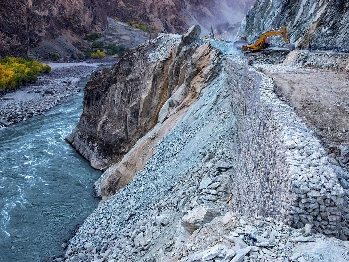 गरमपानी:  दरकता पहाड़ व बदलता नदी का रूख भविष्य के लिए बड़े खतरे का संकेत