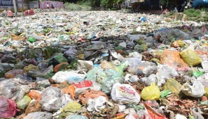 Kanpur: प्रतिबंधित पॉलीथिन से बेंच, कुर्सी बनाने की तैयारी, Nagar Nigam के पनकी भौती प्लांट में एकत्र पॉलीथिन से होगा उत्पादन