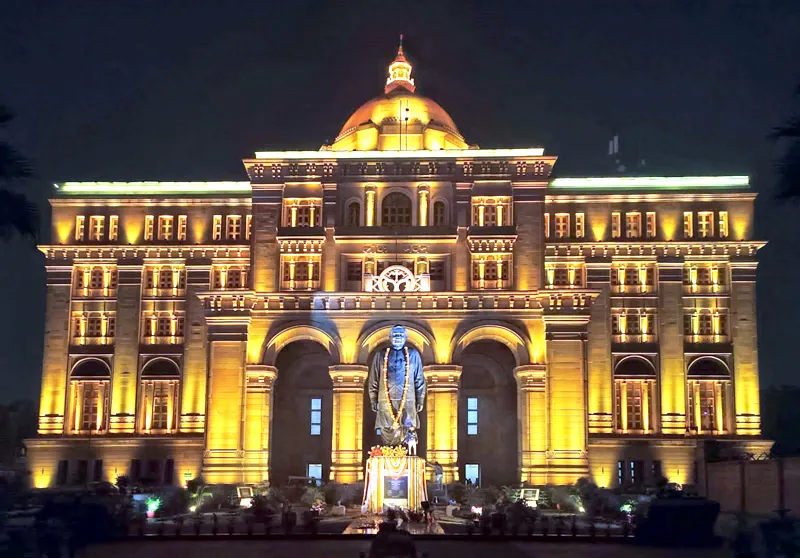 पूर्व पीएम अटल बिहारी की जयंती के मौके पर फसाड लाइट से नहाया विधानभवन, सीएम योगी ने किया शुभारंभ 