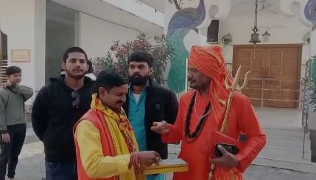 मथुरा: अखिल भारत हिंदू महासभा ने बांटी मिठाई, कोर्ट के आदेश को बताया जीत की पहली सीढ़ी