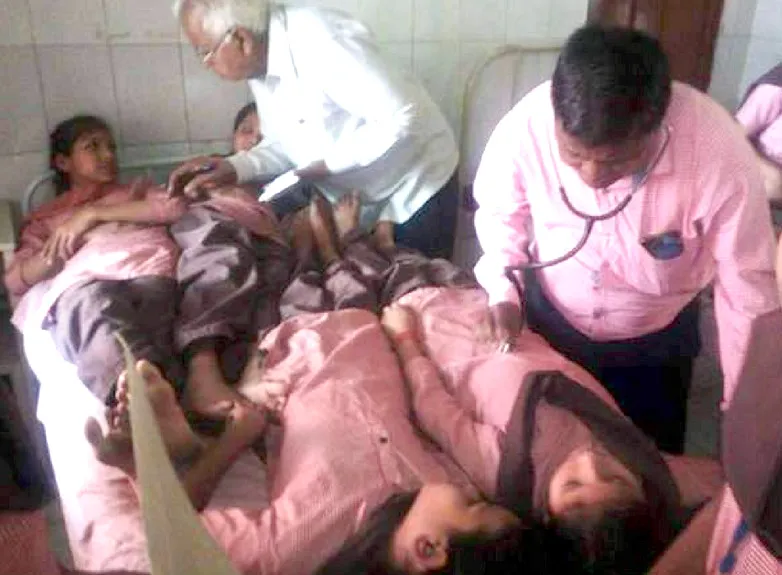फिरोजाबाद: घटिया मध्यान्ह भोजन खाने से बीमार हुए बच्चे, इलाज के बाद घर भेजा गया