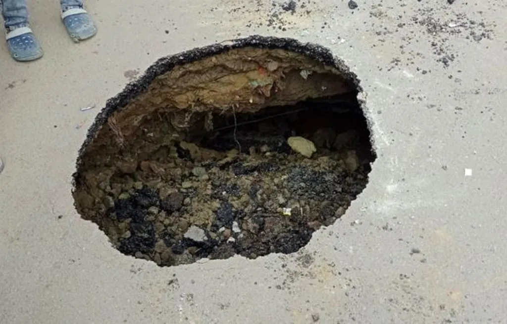 शाहजहांपुर: धंस गई सीवर लाइन की सड़क, आवागमन प्रभावित