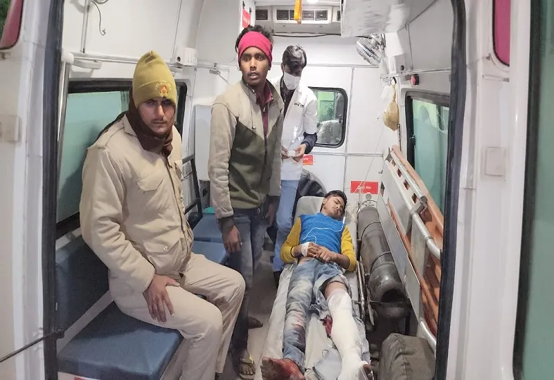 संभल : ट्रैक्टर के पीछे लगा टैंकर पलटा, दो मजदूरों की मौत...दो की हालत गंभीर