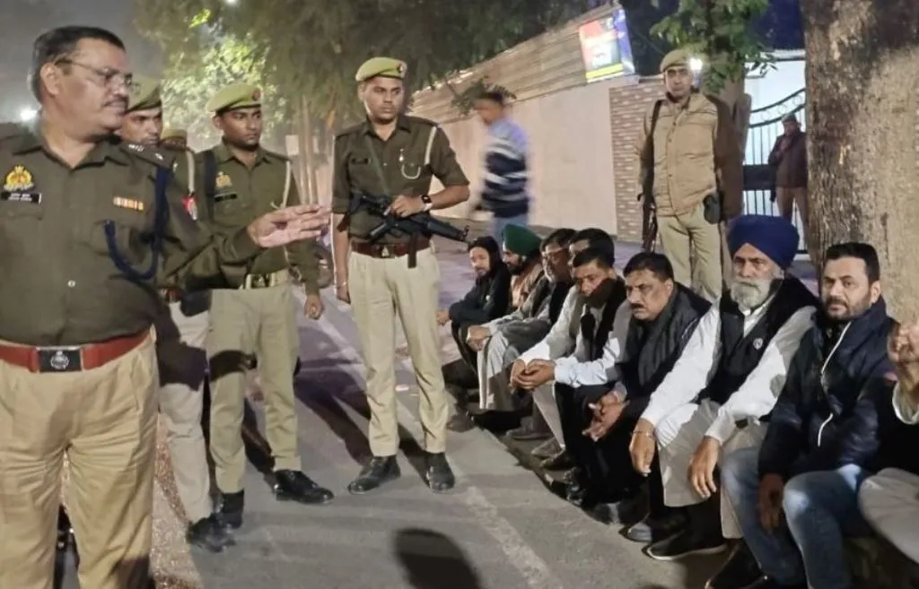 रामपुर: रात भर पुलिस ने की धरपकड़, एसपी आवास पर सपाइयों का धरना 