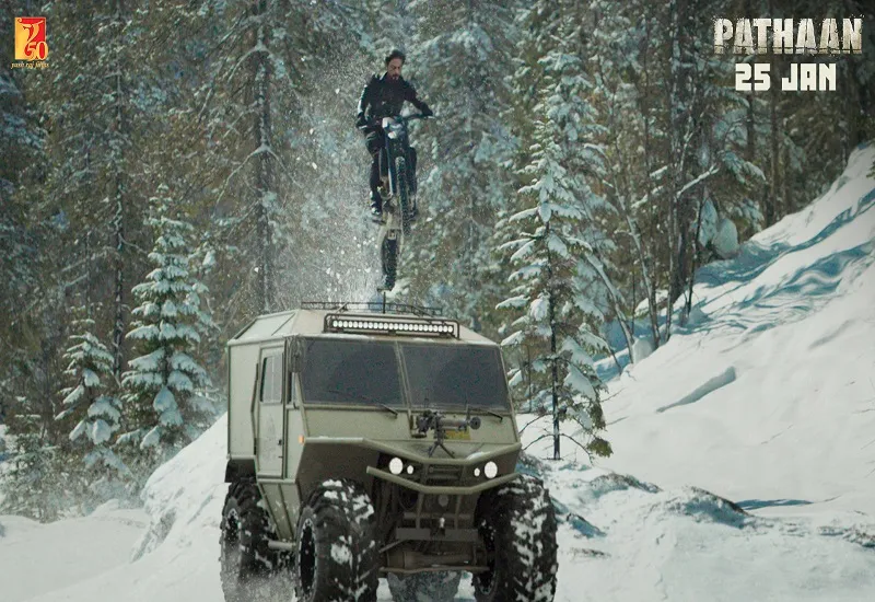 यशराज बैनर ने शेयर की फिल्म पठान की नई फोटोज, स्टंट करते दिखे शाहरुख खान