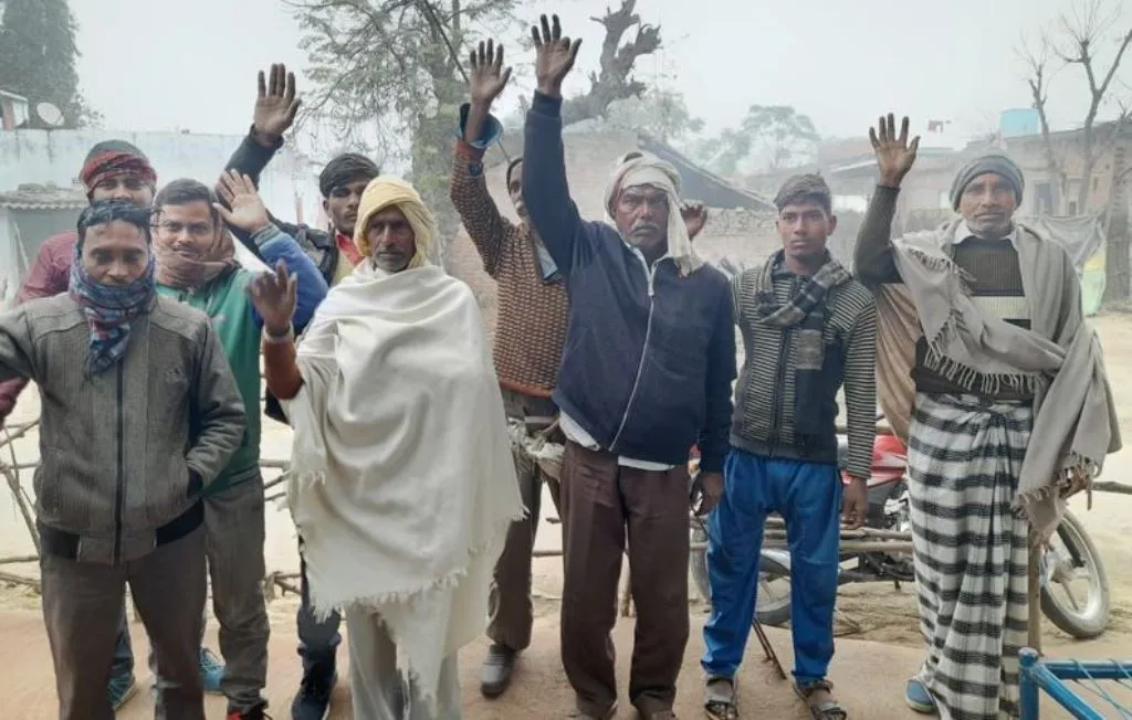 शाहजहांपुर: लक्ष्मीपुर गांव में सचिव और प्रधान के खिलाफ ग्रामीणों का प्रदर्शन