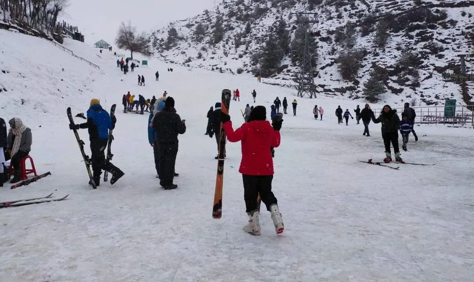 नए साल पर कहीं घूमने का बना रहें हैं प्लान और स्नोफॉल के हैं शौकीन, इन खास जगहों को चुनें, यादगार बन जाएगी ट्रिप