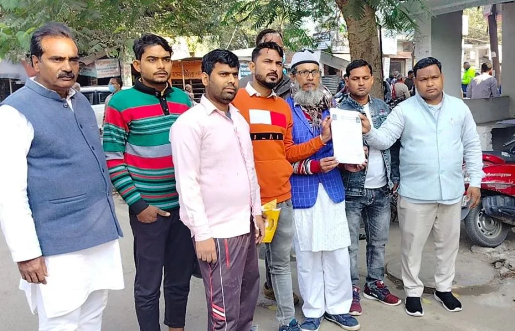 बरेली: इज्जतनगर रेलवे स्टेशन पर सूफी संत की दरगाह न हटाने की मांग को लेकर सर्व समाज फाउंडेशन इंडिया ने डीएम को सौंपा ज्ञापन