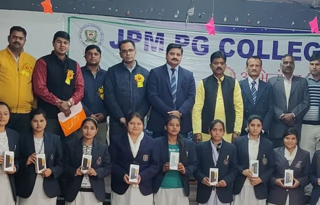 बरेली: जेपीएम में छात्रों को वितरित किए टेबलेट और स्मार्टफोन