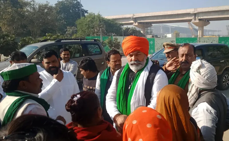 लखनऊ में किसानो से मिले टिकैत, हवाई अड्डे पर हुई मुलाकात