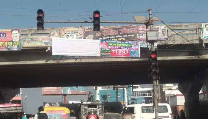 Kanpur News : खराब ट्रैफिक लाइट पर कैमरे काट रहे चालान, बेवजह चालान आने से राहगीर हो रहे परेशान