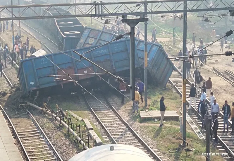 मुरादाबाद : पटरी से उतरे मालगाड़ी के दो डिब्बे, रेलवे प्रशासन में मचा हड़कंप