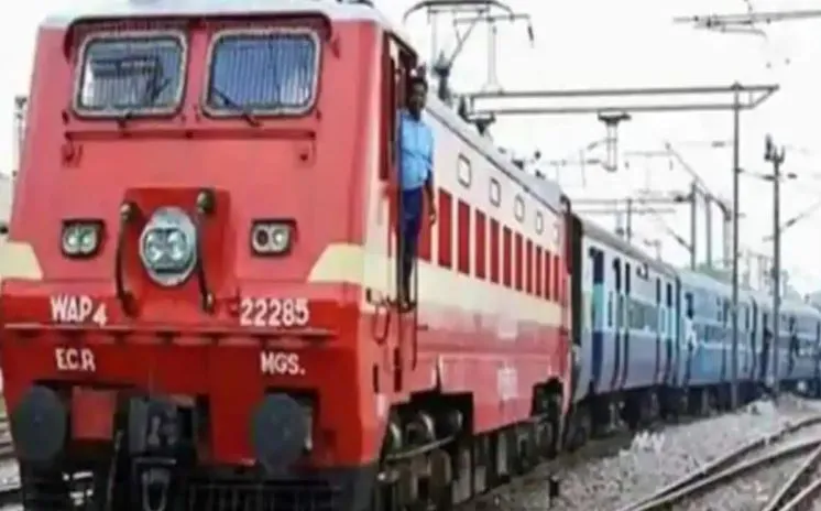 शाहजहांपुर: राज्यरानी ट्रेन से टकराकर बाइक सवार की मौत, परिवार में मचा कोहराम