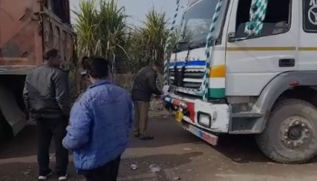 मेरठ: बिना कागज ओवरलोड चल रहे थे ट्रक, एसडीएम ने की कार्रवाई