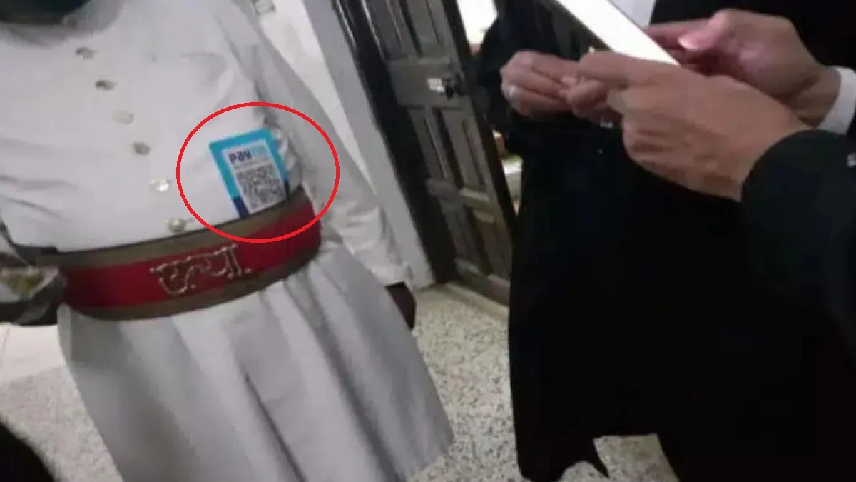 Allahabad HC: कमर में  Paytm QR Code चिपका कर कर्मचारी लेता था वकीलों से बख्शीश, सस्पेंड