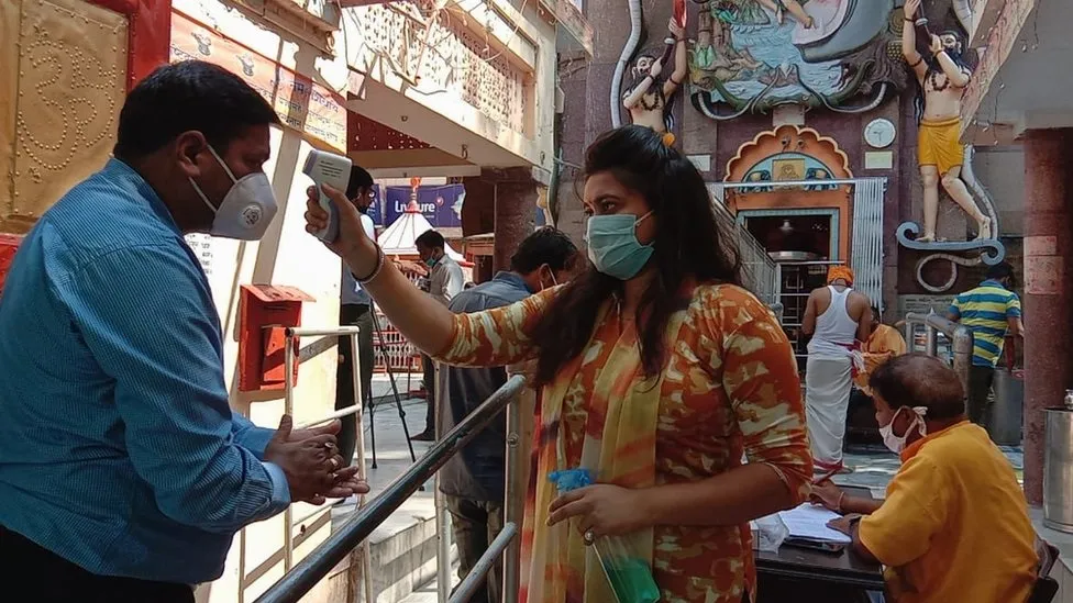 महाराष्ट्र में बढ़ाई गई सख्ती, कई मंदिरों में श्रद्धालुओं के लिए मास्क लगाना अनिवार्य