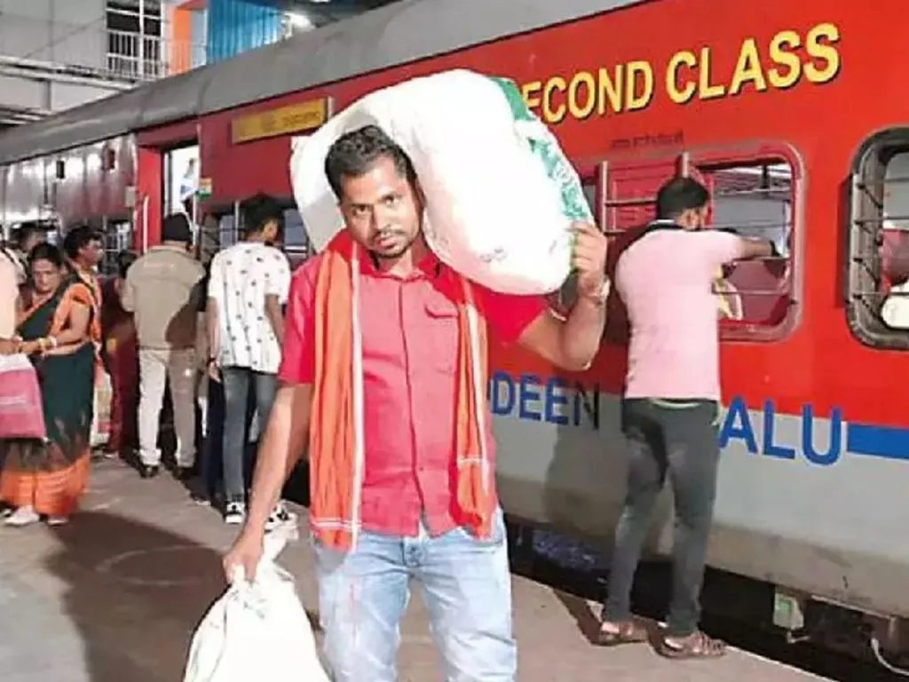 कहानी एक शिक्षक की जो गरीब बच्चों की शिक्षा के लिए रात में करता है कुली का काम  