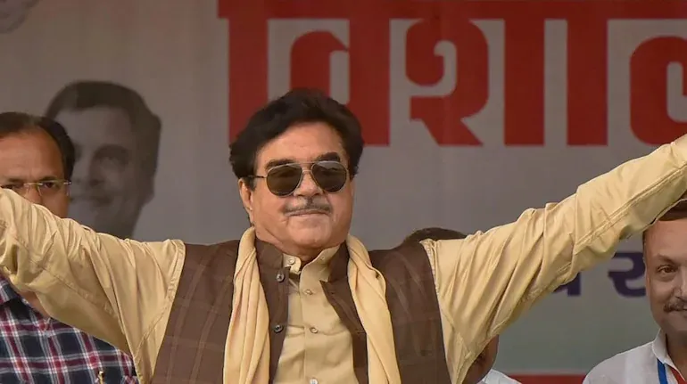 Shatrughan Sinha Birthday : अबे खामोश...कोई आए तो कह देना छेनू का बर्थडे है आज, 76 के हुए शॉटगन