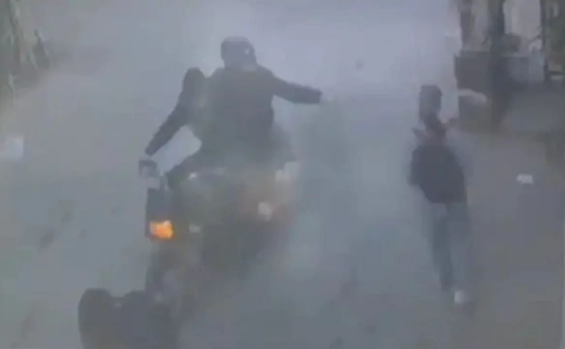 दिल्ली की तेजाब हमला पीड़िता अभी भी ICU  में : डॉक्टर 