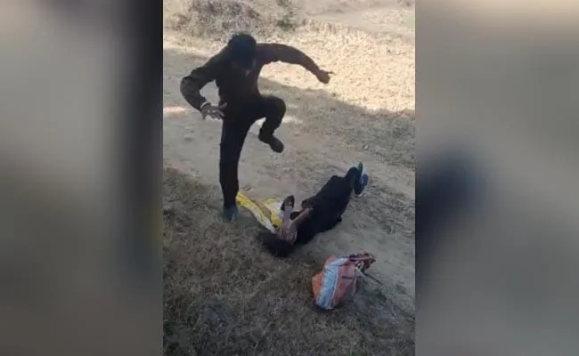 प्रेमिका को पीटना पड़ गया भारी, पुलिस ने तोड़ा घर और कर दिया लाइसेंस निरस्त