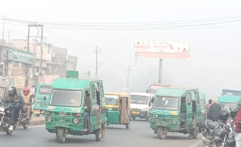  लखनऊ: कोहरे में छाई धुंध, थम गया यातायात, सीतापुर हाइवे पर रेंगते हुए दिखे वाहन 