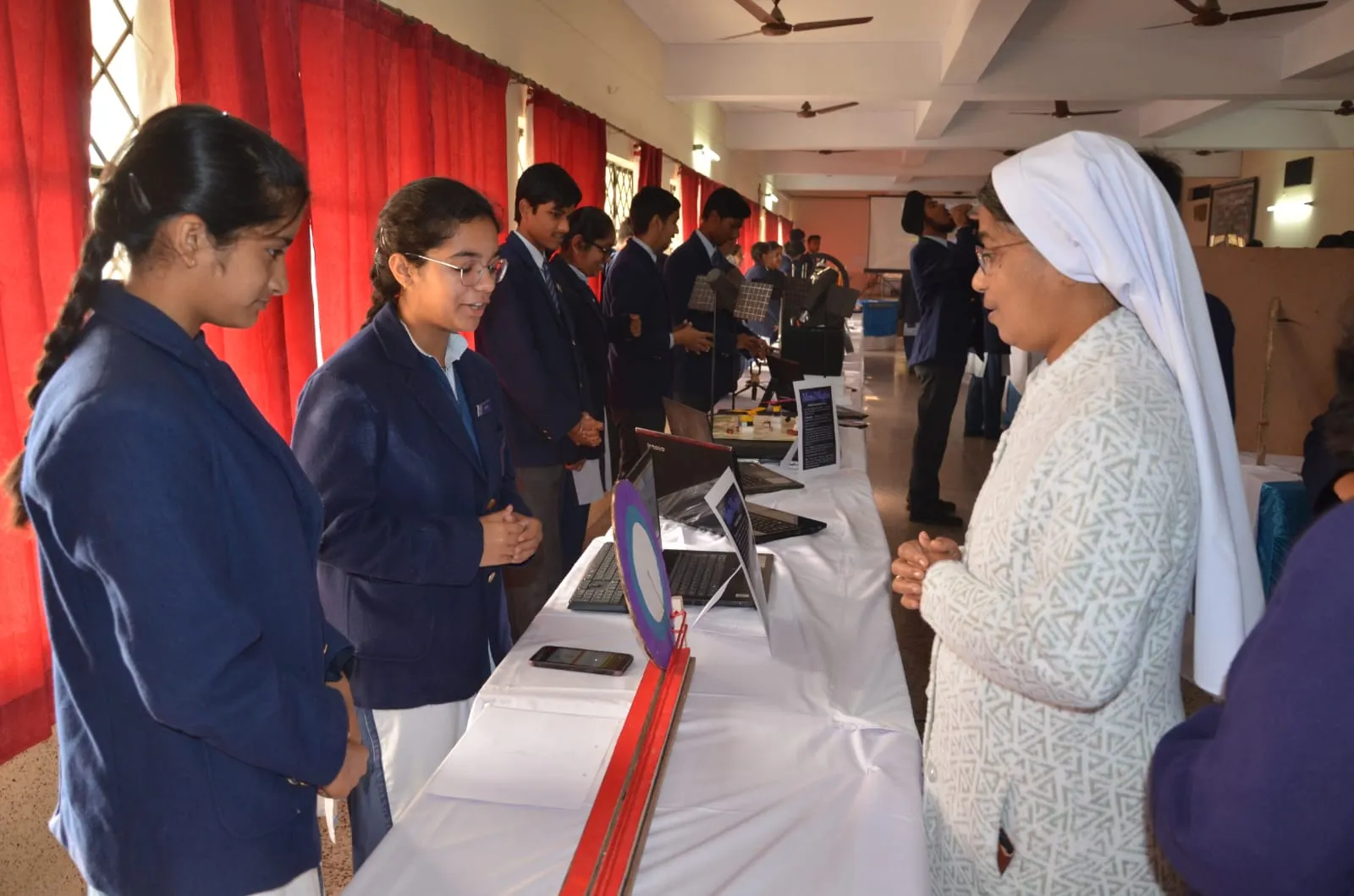 गाणित मॉडल्स से कक्षा नौ से 12 तक बच्चों ने किया हैरान, शिक्षकों की दिखी मेहनत