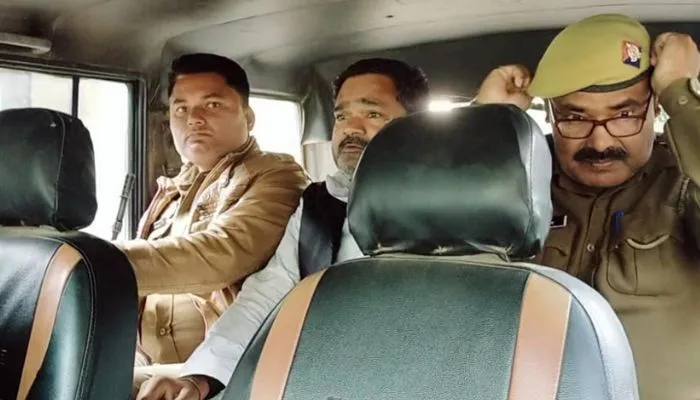 Chitrakoot: सपा के पूर्व विधायक वीर सिंह गए सलाखों के पीछे, वारंट होने के बाद भी कोर्ट में नहीं हुए थे उपस्थित