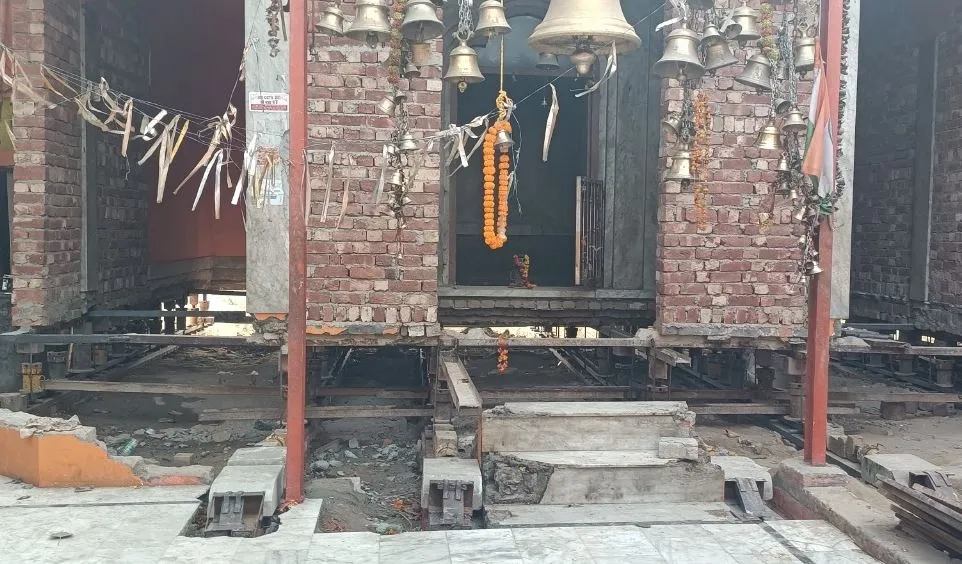 शाहजहांपुर: हनुमान मंदिर को दो दिन में पांच फीट पीछे हटाया गया