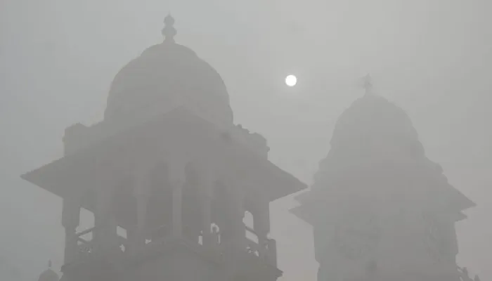 Weather Forecast Kanpur : कोहरे से थमी वाहनों की रफ्तार, ठिठुरते नजर आए बच्चे, यहां देखें- ठंड की तस्वीरें