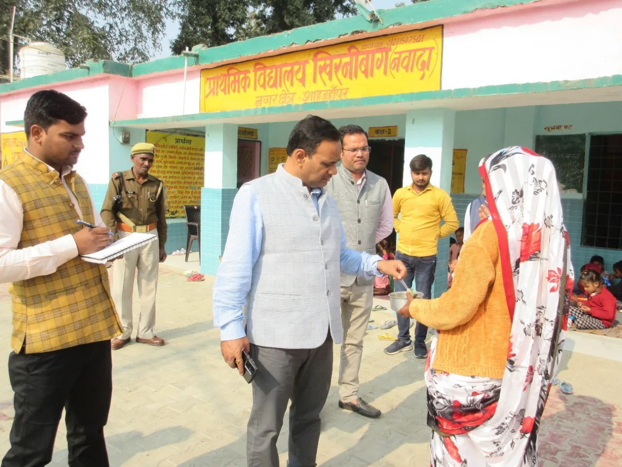 शाहजहांपुर: डीएम के निरीक्षण में न सफाई मिली, न पानी...शिक्षिका भी गायब