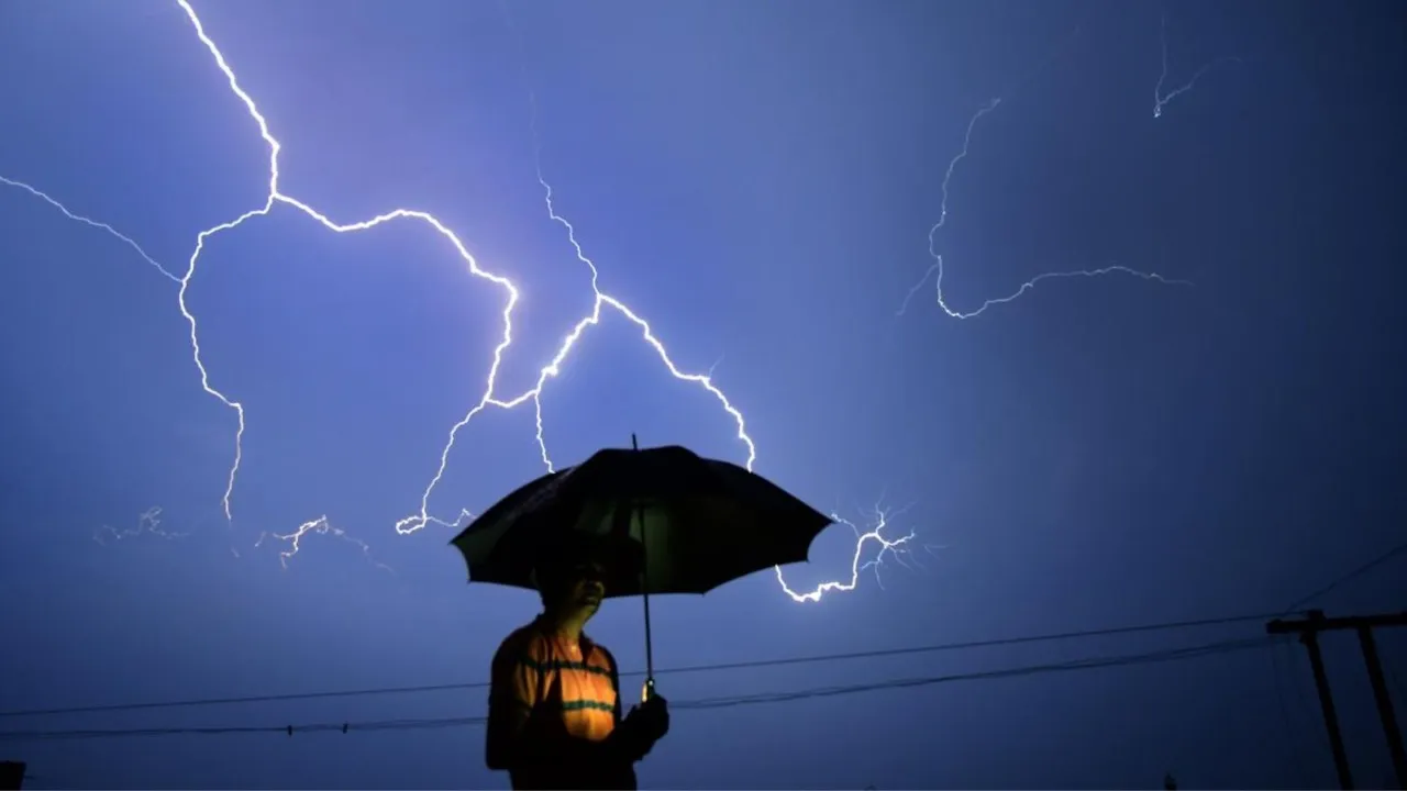 बिजली Zigzag करते हुए क्यों गिरती है, Scientist ने ढूंढ लिया इस रहस्य का जवाब 
